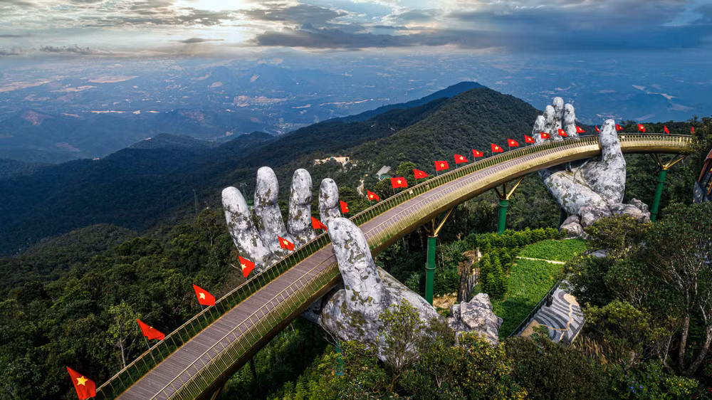 Cầu Vàng một lần nữa được vinh danh là "Cây cầu du lịch biểu tượng hàng đầu thế giới". (Ảnh: CTV)