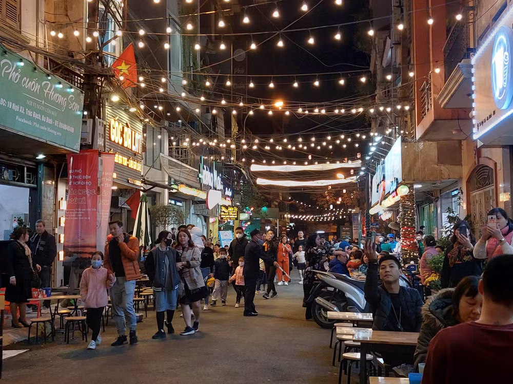 Tuyến phố ẩm thực đảo Ngọc-Ngũ Xã thu hút đông khách ngay từ đêm khai mạc.