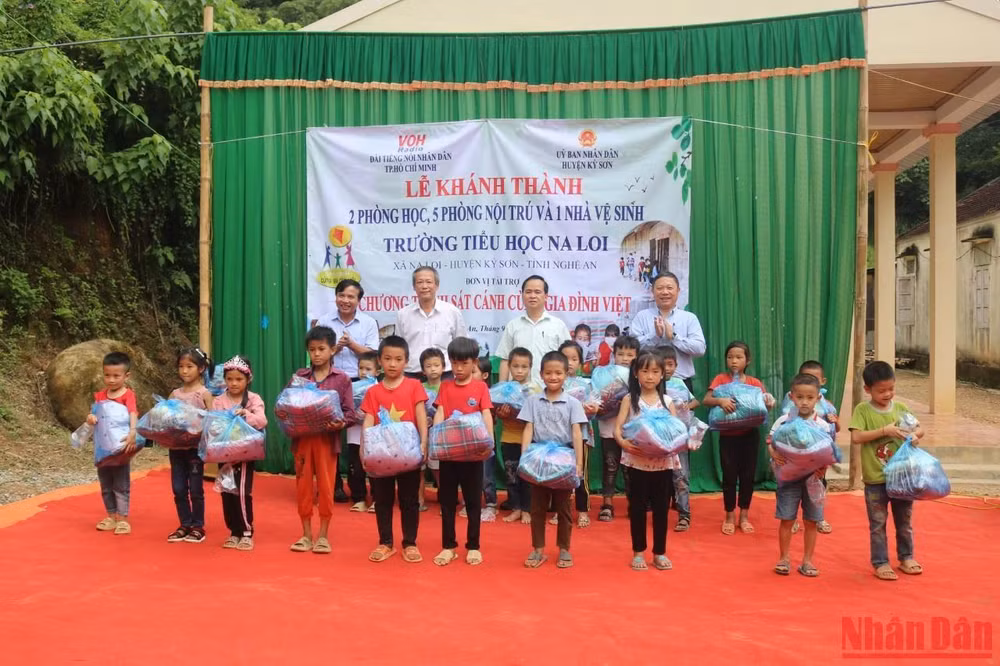 Trao học bổng và tặng quà cho các học sinh.