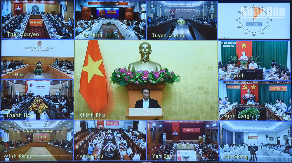 Dự họp tại đầu cầu 63 tỉnh, thành phố trực thuộc Trung ương có bí thư tỉnh ủy, thành ủy, chủ tịch UBND các tỉnh, thành phố.