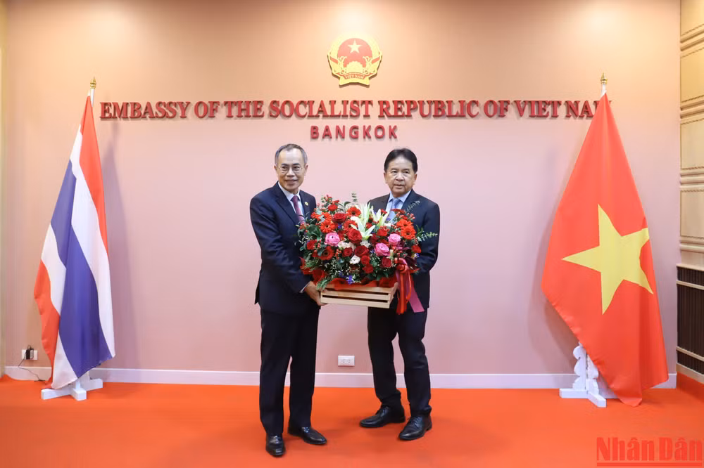Đại sứ Lào tại Thái Lan Khamphan Anlavan trao lẵng hoa chúc mừng Quốc khánh Việt Nam.