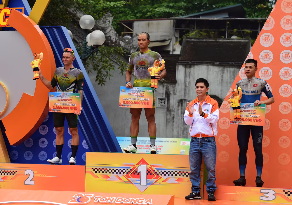 Ban tổ chức trao giải Đồng đội chặng 1 với Hạng 1 thuộc về Dược Domesco Đồng Tháp, Hạng 2 thuộc về Lộc Trời An Giang và Hạng 3 thuộc về Quân khu 7.