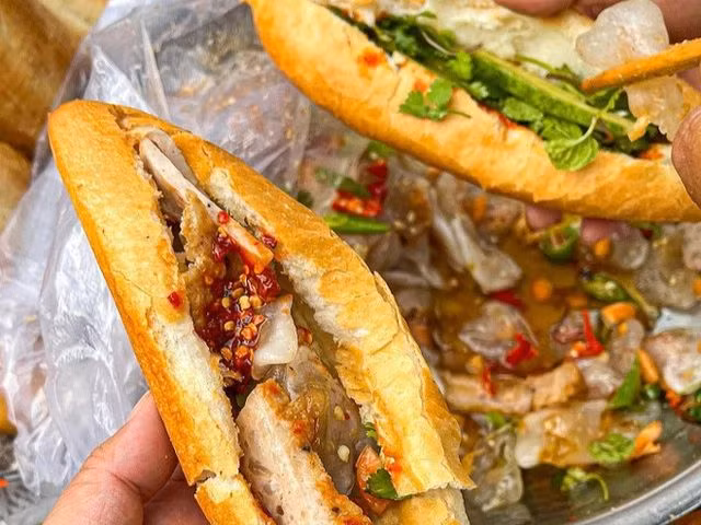 Món bánh mì bột lọc độc đáo ở Huế.