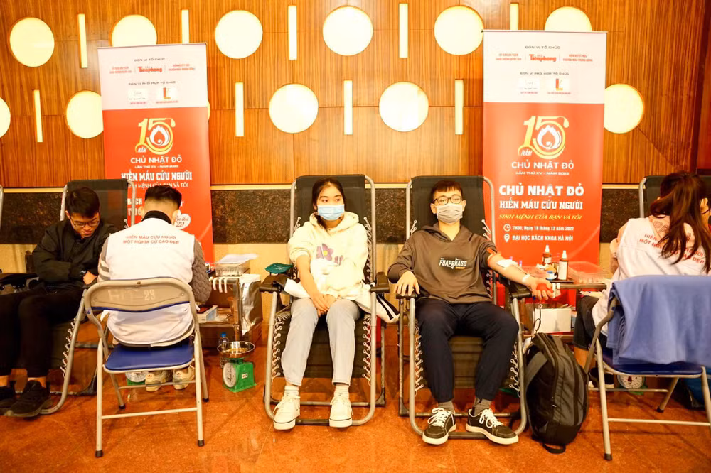 Đông đảo bạn trẻ tham gia hiến máu tại Chủ nhật Đỏ lần thứ XV