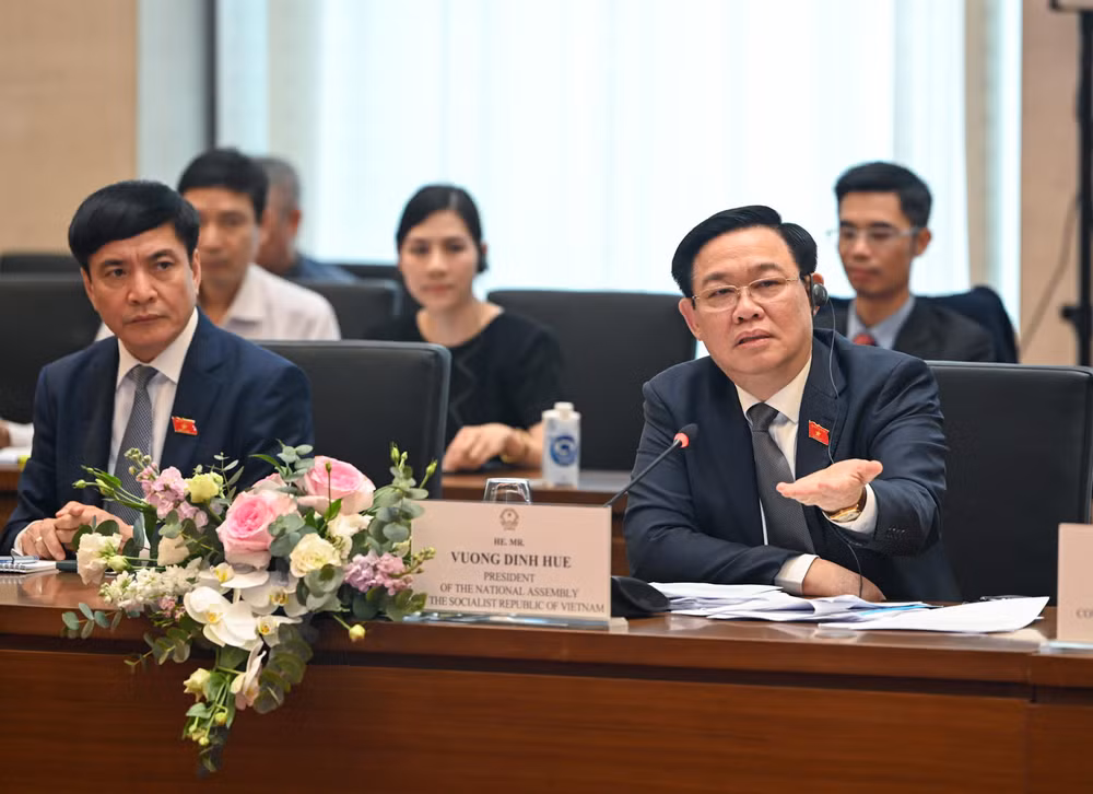 Chủ tịch Quốc hội Vương Đình Huệ trao đổi, trả lời các ý kiến của đại diện các doanh nghiệp tại buổi tiếp. (Ảnh: Duy Linh)