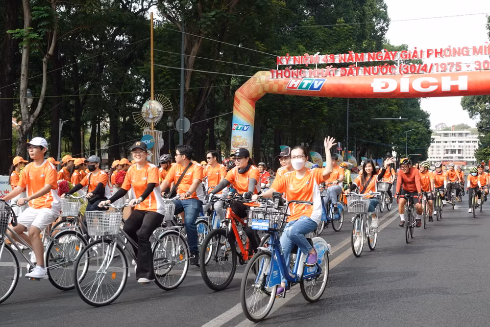 Mọi người đều phấn khởi khi đoàn đua xuất phát.