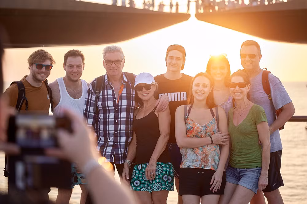 Du khách nước ngoài chụp ảnh trên Cầu Hôn trong buổi hoàng hôn tuyệt đẹp.