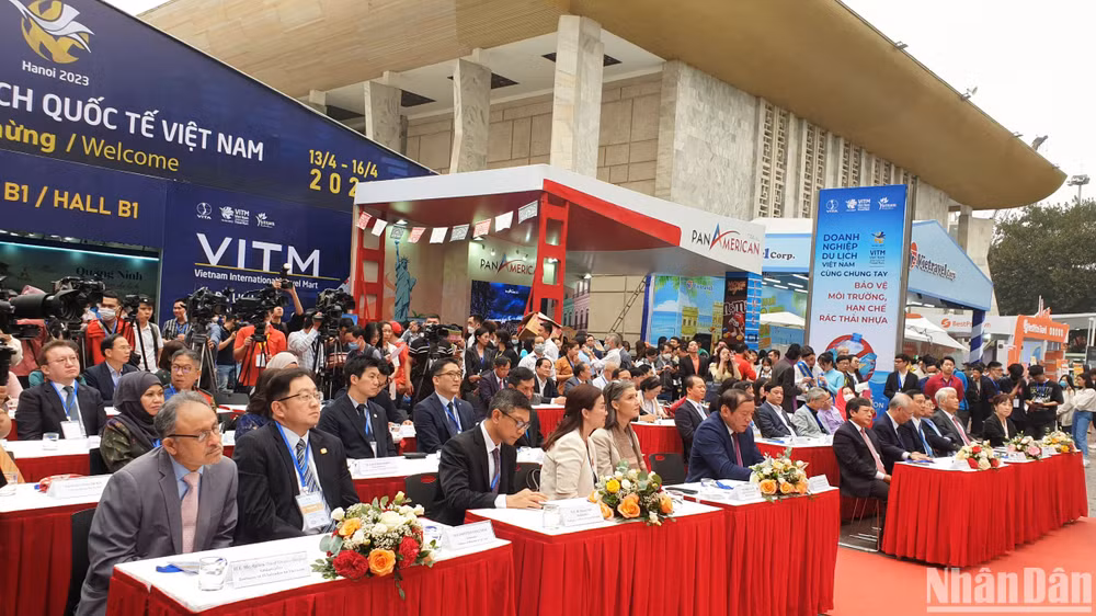 Các đại biểu tại lễ khai mạc Hội chợ Du lịch quốc tế - VITM Hà Nội 2023. (Ảnh: T.LINH)
