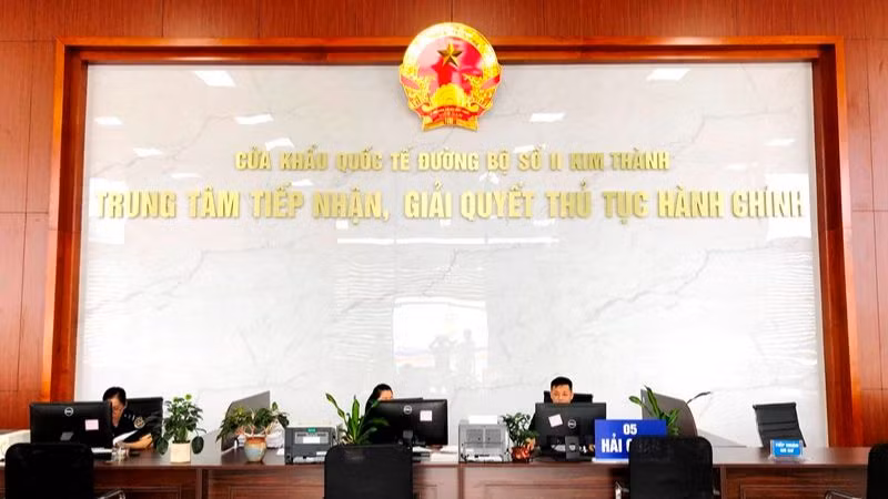 Sáng 7/6, Lào Cai chính thức vận hành Trung tâm tiếp nhận, giải quyết thủ tục hành chính tại Cửa khẩu đường bộ Kim Thành, nhằm rút ngắn thời gian, chi phí thông quan xuất, nhập khẩu hàng hóa tại đây. (Ảnh: QUỐC HỒNG)