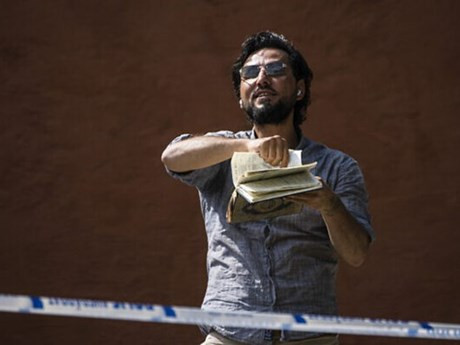 Đối tượng Salwan Momika bên ngoài một đền thờ Hồi giáo tại thủ đô Stockholm. (Nguồn: AFP)