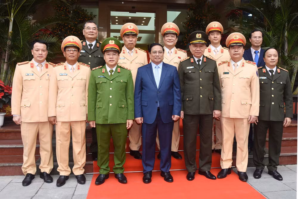 Thủ tướng Phạm Minh Chính với lãnh đạo Bộ Công an, lãnh đạo Cục Cảnh sát giao thông.