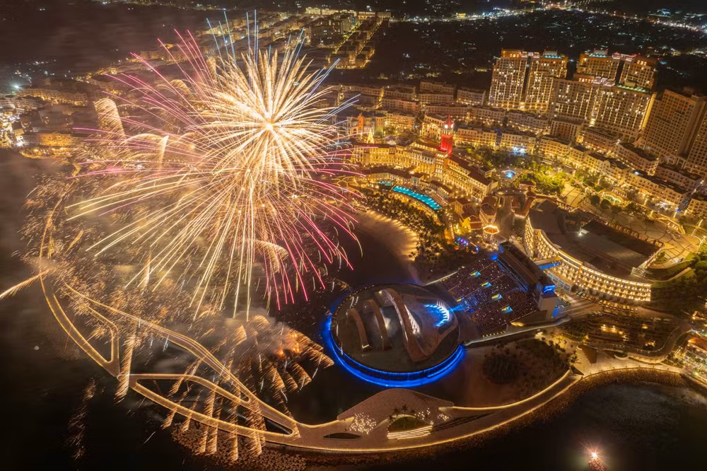 Show trình diễn pháo hoa nghệ thuật - "thêu hoa dệt gấm" trên nền trời đêm Phú Quốc.