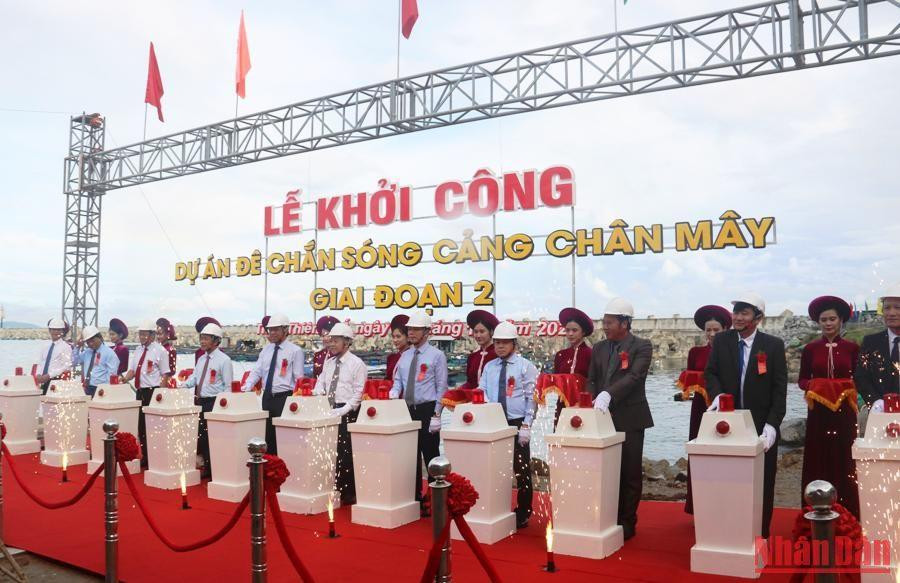 Các đại biểu thực hiện nghi thức khởi công xây dựng công trình đê chắn sóng cảng Chân Mây giai đoạn 2. 