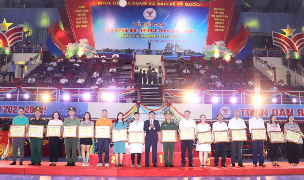 Ủy ban nhân dân tỉnh Quảng Ninh tặng Bằng khen cho các tập thể và cá nhân có thành tích xuất sắc trong công tác tổ chức và thi đấu.