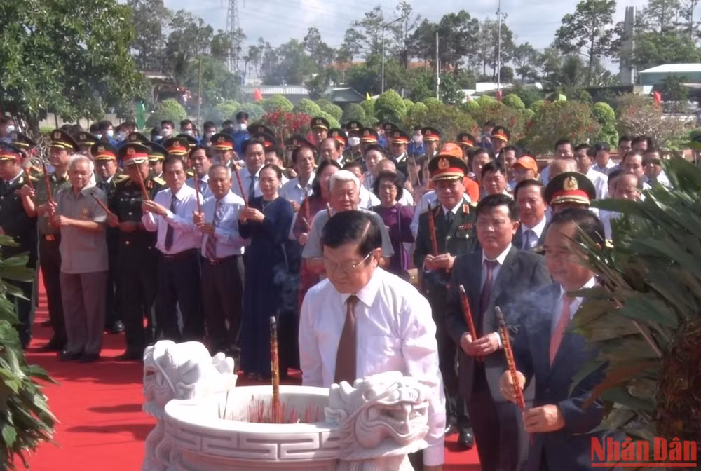 Các đại biểu dâng hương tại Công viên Tượng đài Long An “Trung dũng kiên cường, toàn dân đánh giặc”.