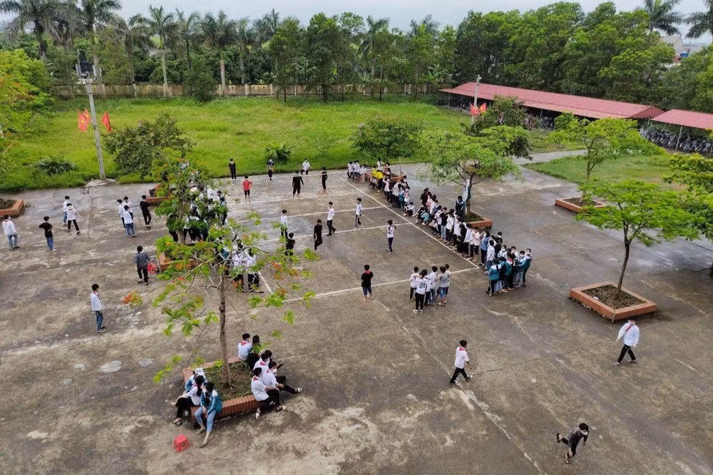 Hoạt động trải nghiệm là thi đấu bóng chuyền nam, nữ giữa các lớp khối 7, khối 8 (Ảnh: Trường trung học cơ sở Phương-Cường-Xá)