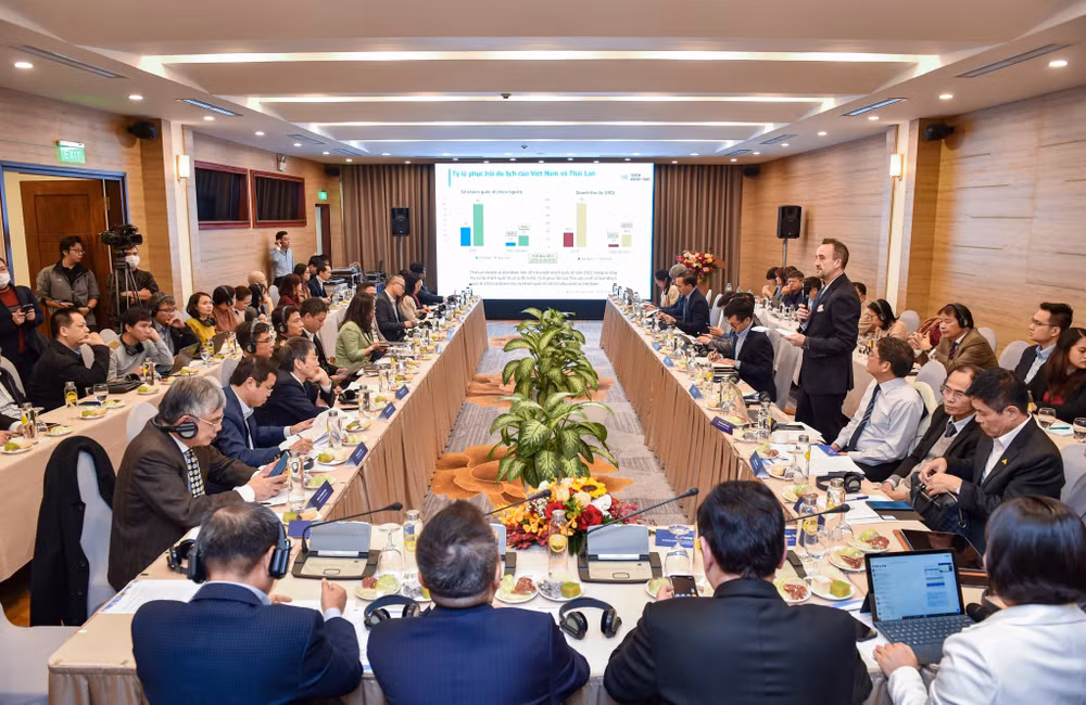 Ông Chris Farwell trình bày khuyến nghị của TAB. (Ảnh: THÀNH ĐẠT)