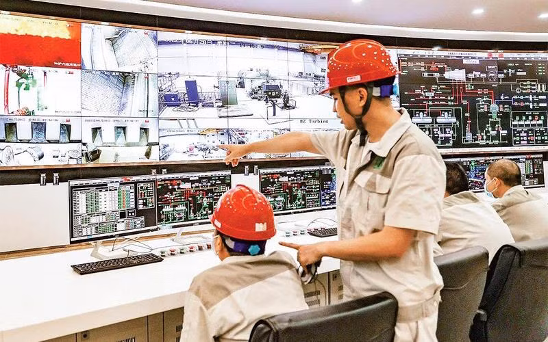 Vận hành Nhà máy điện rác Sóc Sơn. (Ảnh: NGUYỄN KHÁNH)