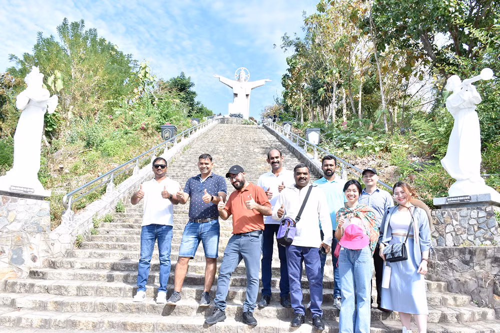 Đại diện các doanh nghiệp lữ hành Ấn Độ chụp ảnh lưu niệm tại Tượng Chúa Kito trên núi Tao Phùng hôm 21/12 trong dịp khảo sát du lịch Bà Rịa-Vũng Tàu. (Ảnh: Báo Bà Rịa-Vũng Tàu)