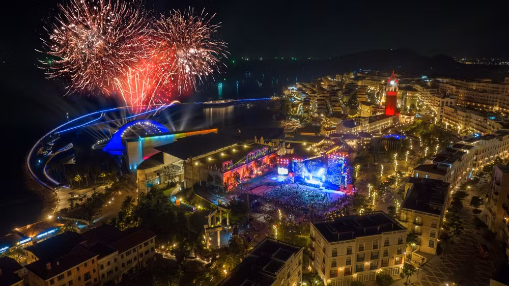 Thị trấn Sunset Town, Phú Quốc bừng sức sống dịp Tết này.