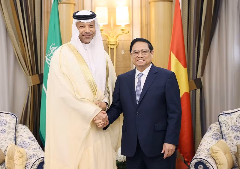 Thủ tướng Phạm Minh Chính và Phó Chủ tịch Điều hành Tập đoàn Aramco Yasser M.Mufti. (Ảnh: Dương Giang) 