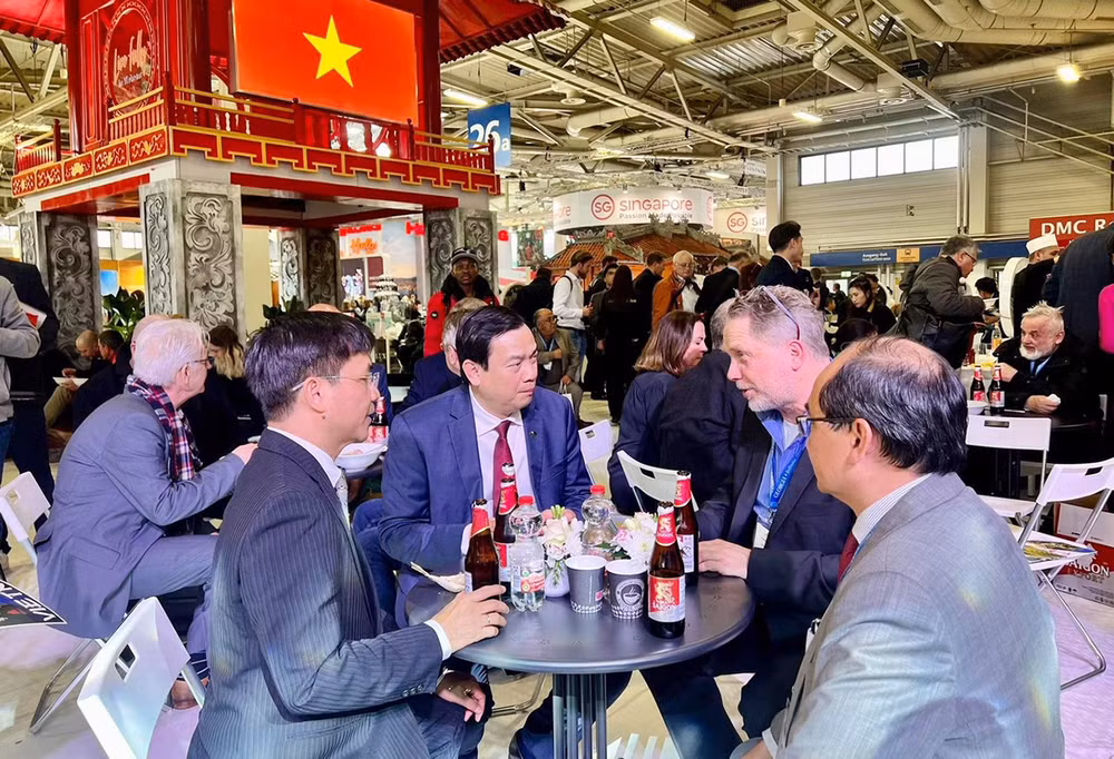 Tổng cục trưởng Tổng cục Du lịch Nguyễn Trùng Khánh làm việc với hãng lữ hành STUDIOSUS (Đức).