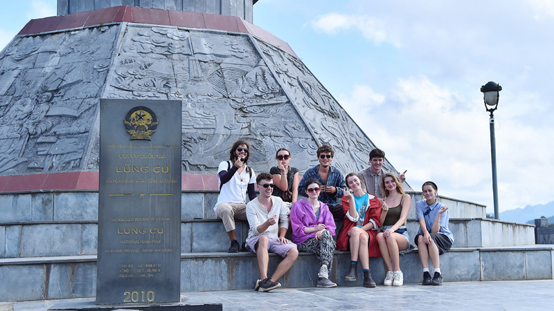 Du khách quốc tế check-in tại Cột cờ Lũng Cú, Hà Giang (Ảnh: THỦY NGUYÊN)