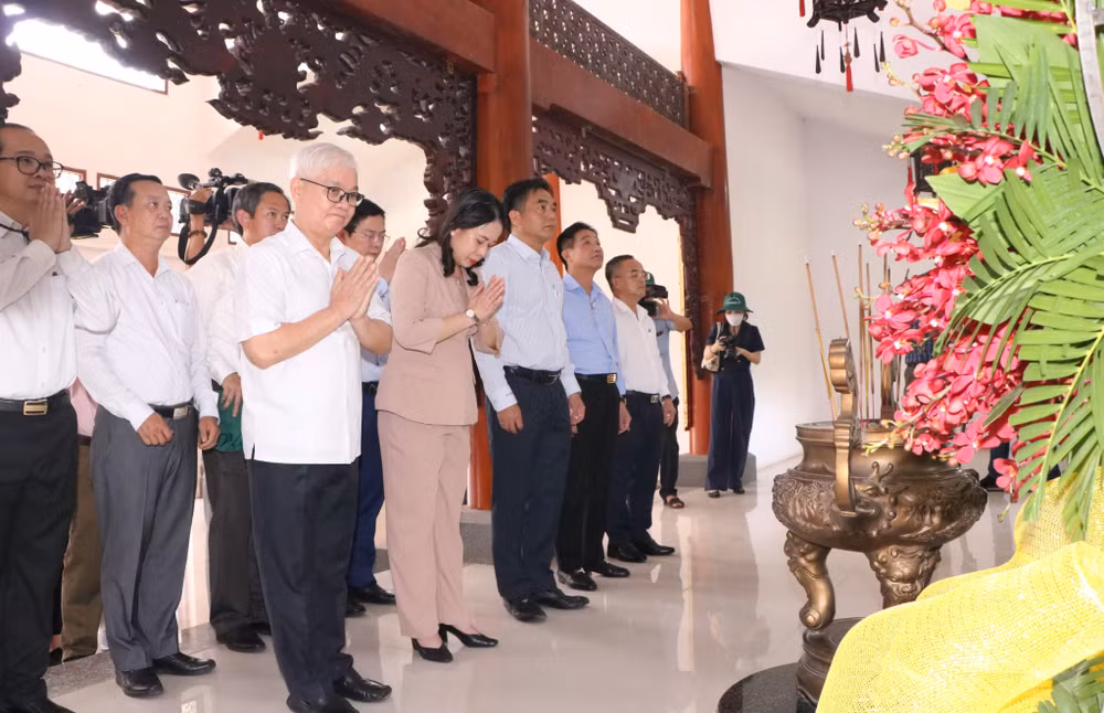 Phó Chủ tịch nước Võ Thị Ánh Xuân và lãnh đạo tỉnh Bình Dương dâng hương tại Khu Di tích lịch sử cách mạng Quốc gia Địa đạo Tam Giác Sắt.
