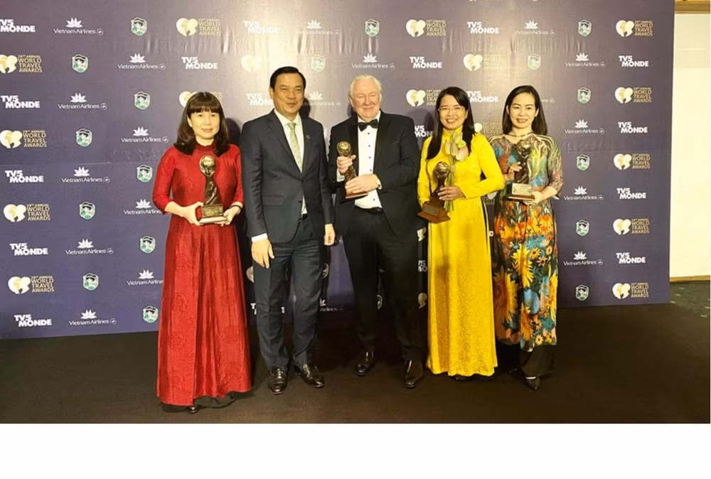 Ông Graham Cooke cùng Tổng cục trưởng Tổng cục Du lịch, các giám đốc sở du lịch các địa phương tại Lễ trao giải thưởng World Travel Awards 2022 (Ảnh: Tổng cục Du lịch) 