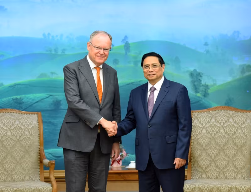 Thủ tướng Phạm Minh Chính đón ngài Stephan Weil, Thủ hiến bang Hạ Saxony. (Ảnh: TRẦN HẢI) 