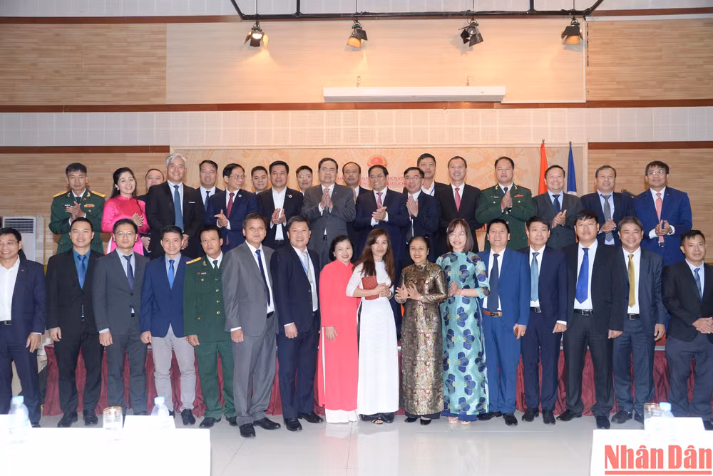 Thủ tướng Phạm Minh Chính chụp ảnh lưu niệm với cán bộ, nhân viên Đại sứ quán Việt Nam, một số cơ quan đại diện Việt Nam tại Vương quốc Campuchia. (Ảnh: Thanh Giang)