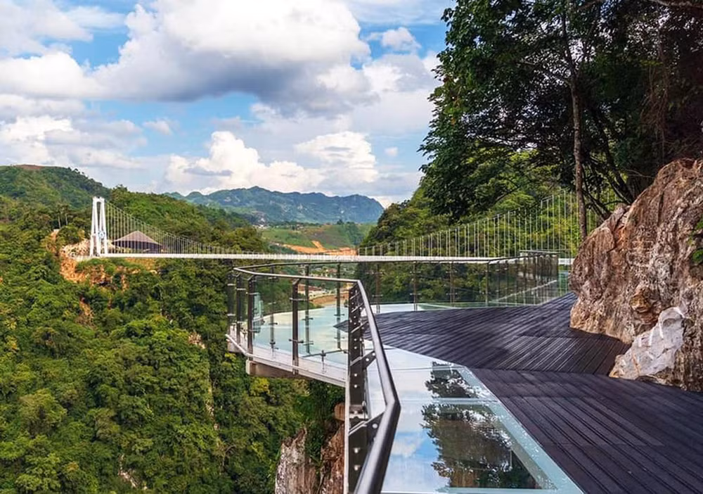 Phần chạy dài quanh vách núi có đường tiếp nối bằng kính nhô ra phía ngoài để du khách chụp ảnh check-in (Ảnh: Mộc Châu Island)