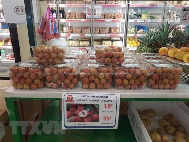 Vải thiều Thanh Hà được bán tại siêu thị ở Paris (Pháp). (Ảnh: TTXVN) 