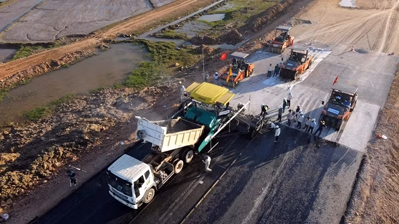 Dự án cao tốc bắc-nam phía đông (giai đoạn II), các địa phương đã bàn giao mặt bằng gần 689 km, đạt 95,5%. 