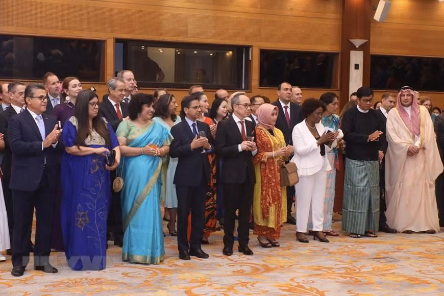 Các vị đại sứ, đại biện, trưởng đại diện các tổ chức quốc tế tại Hà Nội dự lễ kỷ niệm. (Ảnh: TTXVN)