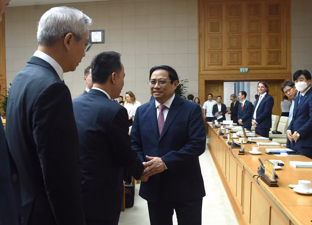 Thủ tướng gặp gỡ các nhà đầu tư nước ngoài. (Ảnh: TRẦN HẢI)