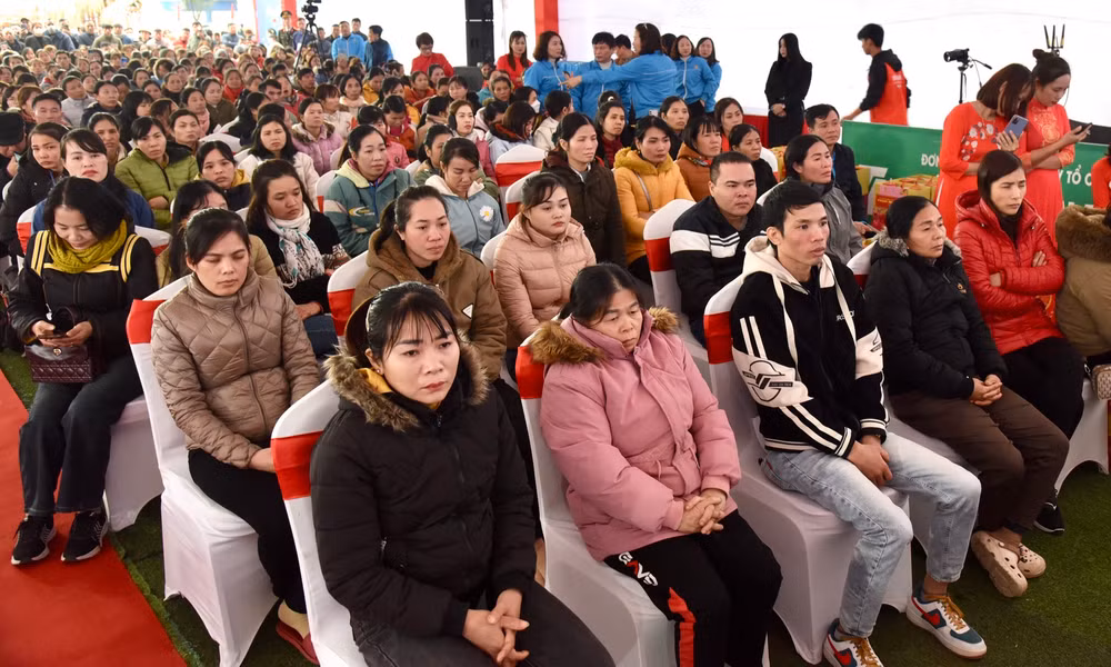 Đại diện các hộ nghèo, gia đình chính sách, công nhân lao động có hoàn cảnh khó khăn tham dự chương trình.