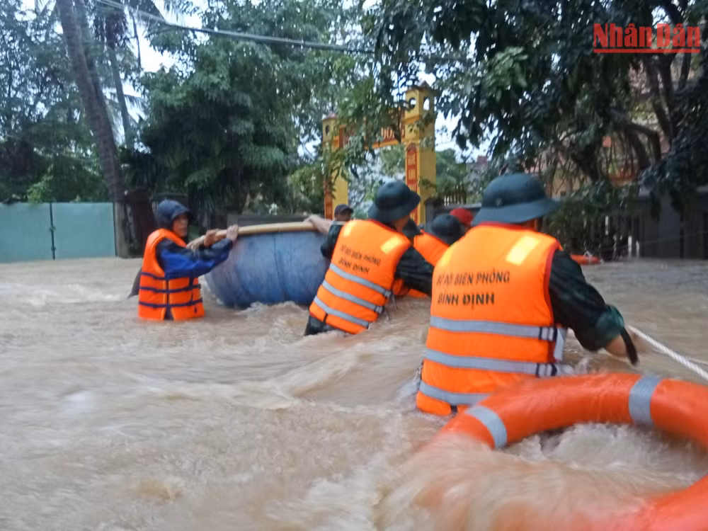 Lực lượng chức năng nhanh chóng triển khai phương án giúp người dân di chuyển tài sản, phương tiện, bảo đảm an toàn tính mạng.