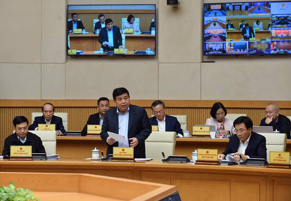 Bộ trưởng Kế hoạch và Đầu tư Nguyễn Chí Dũng báo cáo tại phiên họp.