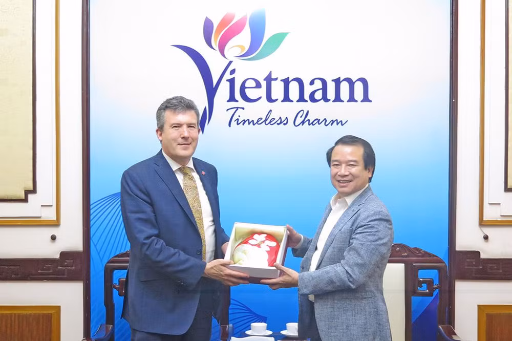 Phó Tổng cục trưởng Tổng cục Du lịch Hà Văn Siêu trao quà lưu niệm cho ông Xavier Simonet, Giám đốc điều hành Austrade. (Ảnh: Tổng cục Du lịch) 