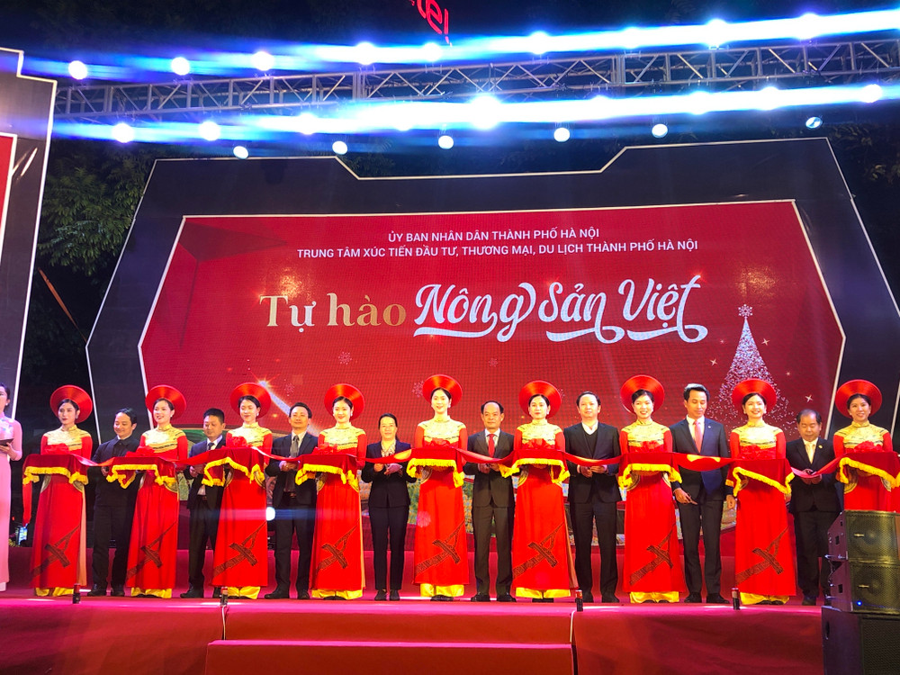 Cắt băng khai mạc Chương trình “Tự hào nông sản Việt”.