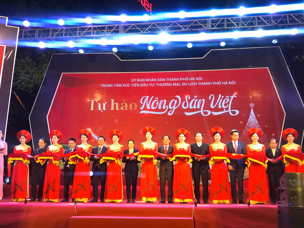 Cắt băng khai mạc Chương trình “Tự hào nông sản Việt”.