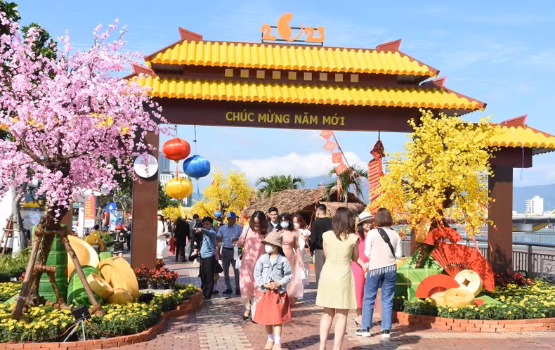 Đường hoa Xuân Đà Nẵng hấp dẫn du khách (Ảnh: ANH ĐÀO)