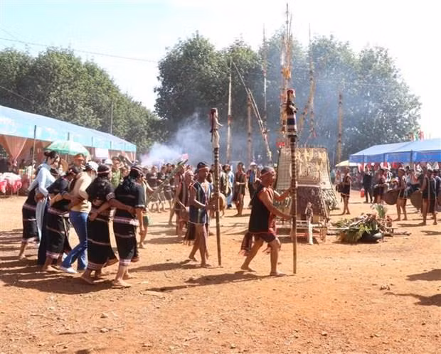 Liên hoan văn hóa cồng chiêng tại Hội đua thuyền độc mộc trên sông Pô Kô là một hoạt động mang đậm bản sắc dân tộc bản địa. (Ảnh: TTXVN)