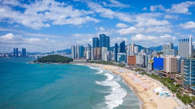 Bãi biển Haeundae, một trong những địa điểm hấp dẫn du khách khi đến Busan. (Ảnh: VisitBusan)