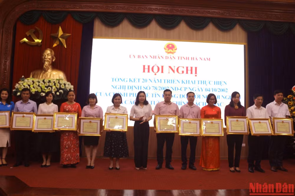 Khen thưởng các tập thể, cá nhân có thành tích xuất sắc.