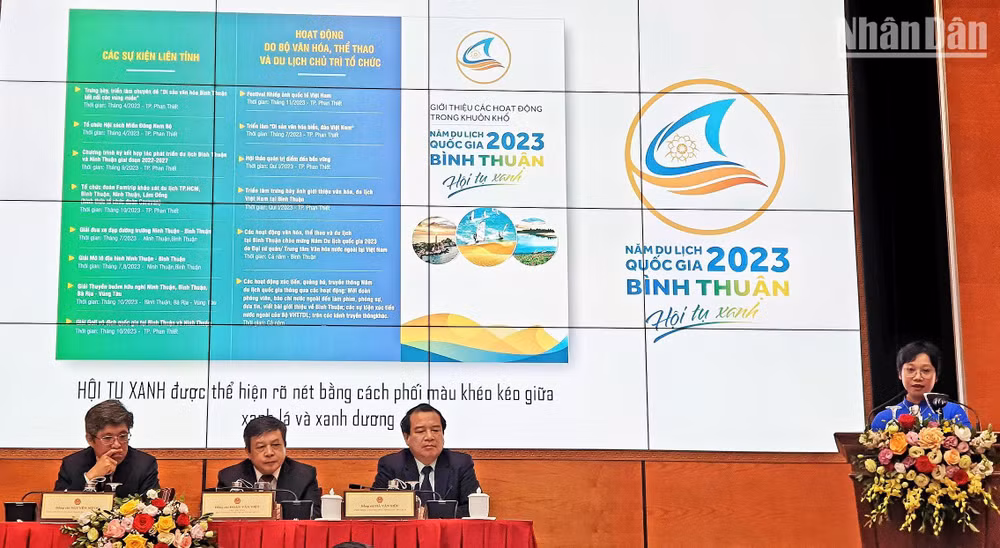Phó Giám đốc Văn hóa, Thể thao và Du lịch Bình Thuận thông tin về Năm Du lịch quốc gia 2023: Bình Thuận - Hội tụ xanh. (Ảnh: T.LINH)