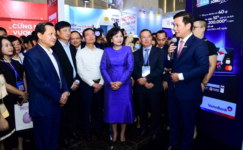 Đại diện VietinBank giới thiệu về các sản phẩm công nghệ mới tại sự kiện Ngày Chuyển đổi số ngành Ngân hàng năm 2023.