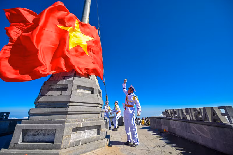 Lễ thượng cờ trên đỉnh Fansipan, Sa Pa. 