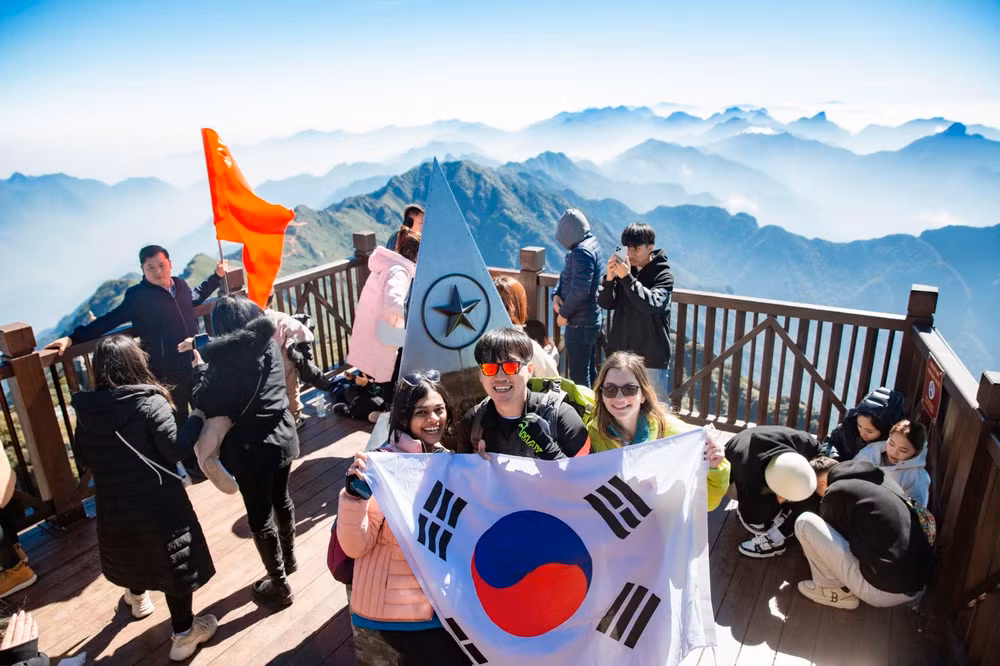 Du khách Hàn Quốc trên đỉnh Fansipan.